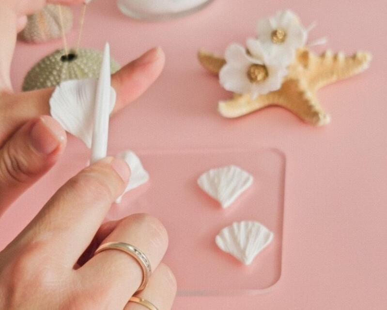 Logo Pajarita Presumida Logo Pajarita Presumida es una P con unas flores en rosa colgando de finos tallos simulando ser una velo de novia. Elegante, discreto y floral.