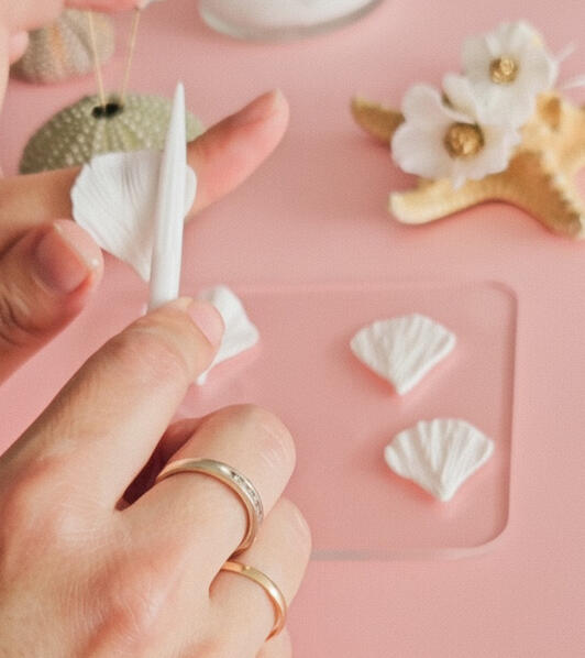 Proceso artesanal porcelana fría - Pétalos handmade Artesana creando pétalos de porcelana fría a mano, proceso artesanal tocados de boda, horquillas artesanales personalizadas sobre caparazón erizo marino, complementos boda únicos flores artesanales.