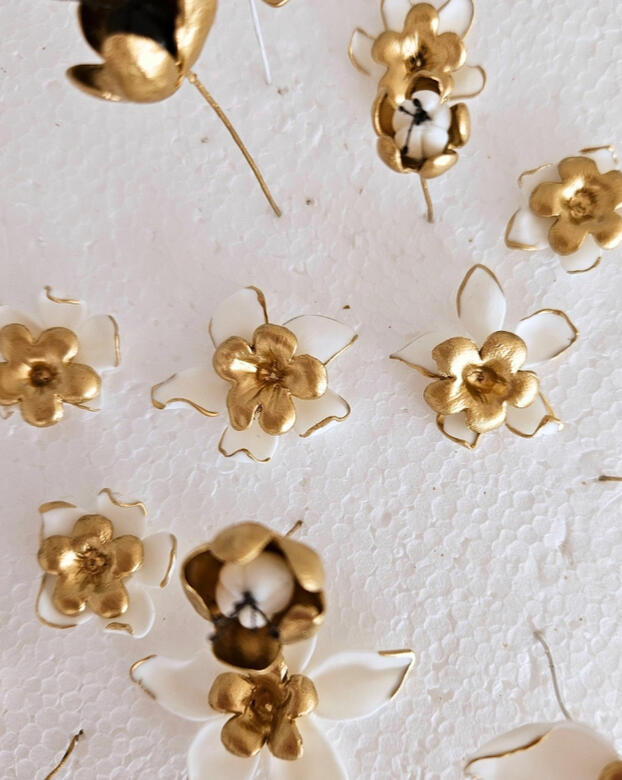 Flores artesanales porcelana fría handmade by Pajarita Presumida Flores artesanales hechas a mano pétalo a pétalo son moldes en porcelana fría en blanco y dorado que formarán parte de un tocado artesanal hecho a mano por Pajarita Presumida