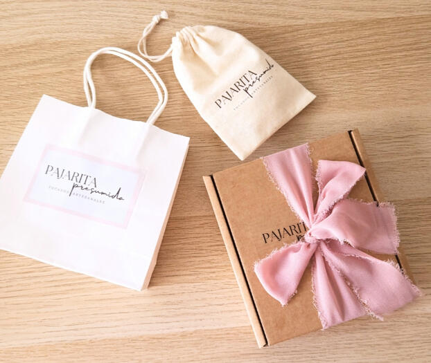 Packaging Pajarita Presumida Packaging elegante para entrega de tocados artesanales y accesorios florales hechos a mano. Reutilizables, reciclables y sostenibles.